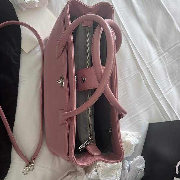 NWOT- Chanel Pink Executive Medium Cerf Tote. Excellent condition. - Picture 4 of 13
